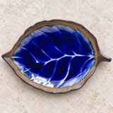 AS28L-SP sapphire leaf-shaped plate in a neutral tabletop setting