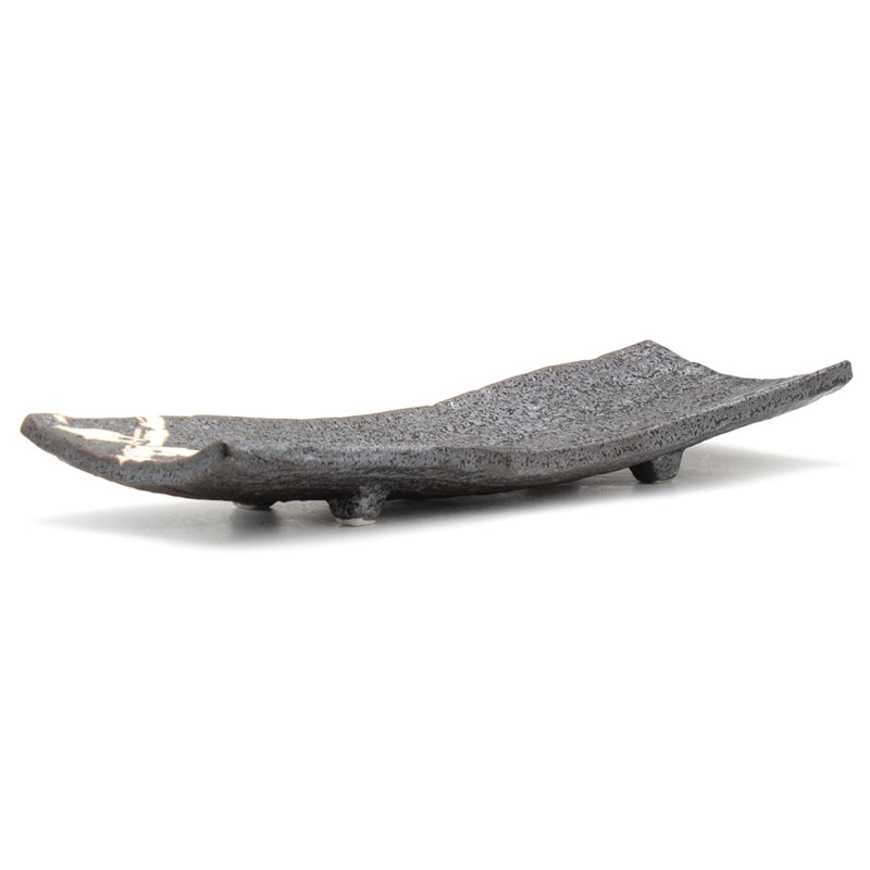 MK212-WB ceramic plate, low side view showing lifted ends and feet