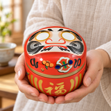 18SD1R closed patterned tea container supported in hands