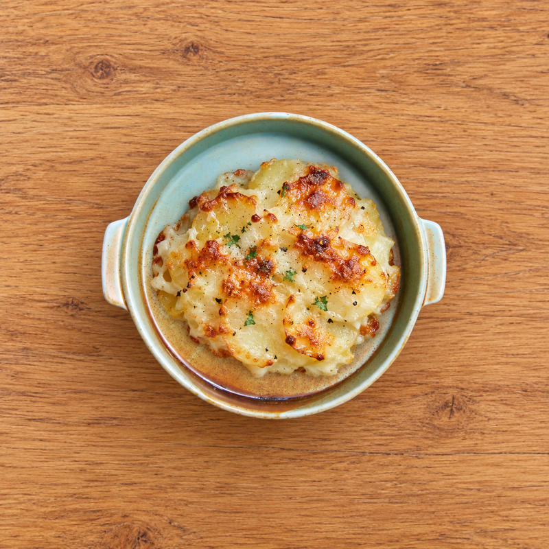 BK-2060 Fire Earth porcelain round with handles with a potato gratin
