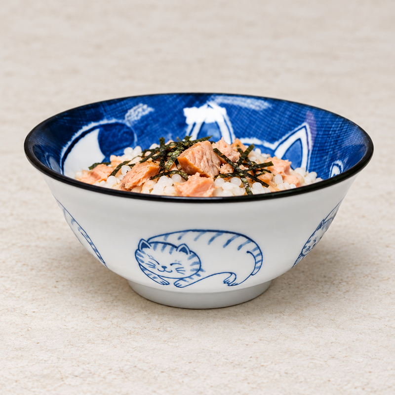 HB56-CT6 sleeping-cat ceramic bowl serving salmon rice with nori.