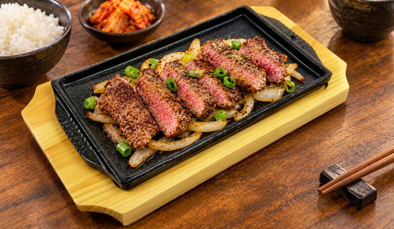 HYS-REC04 iron steak plate with wooden base — sliced grilled beef serving suggestion