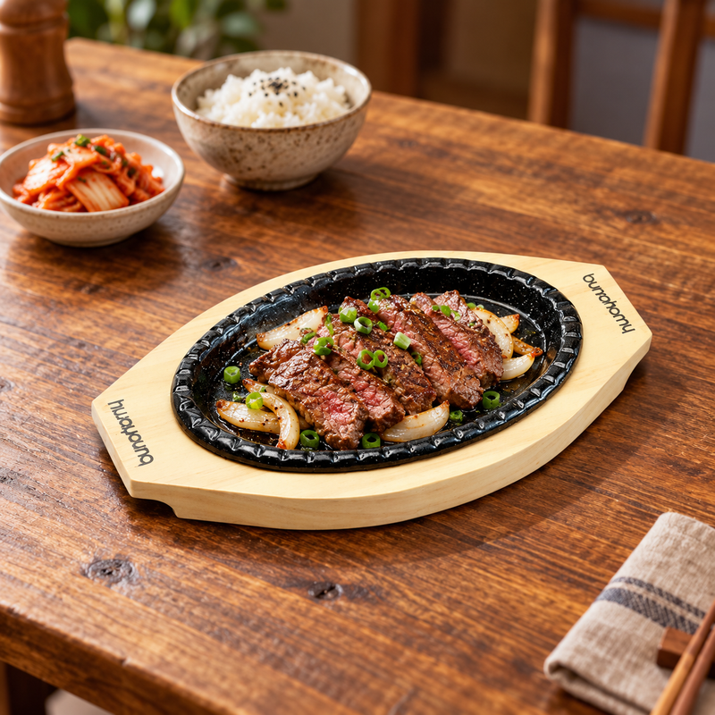 HYS01 iron steak plate with wooden base — sliced grilled beef serving suggestion