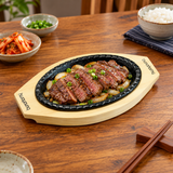 HYS02 iron steak plate with wooden base — sliced grilled beef serving suggestion