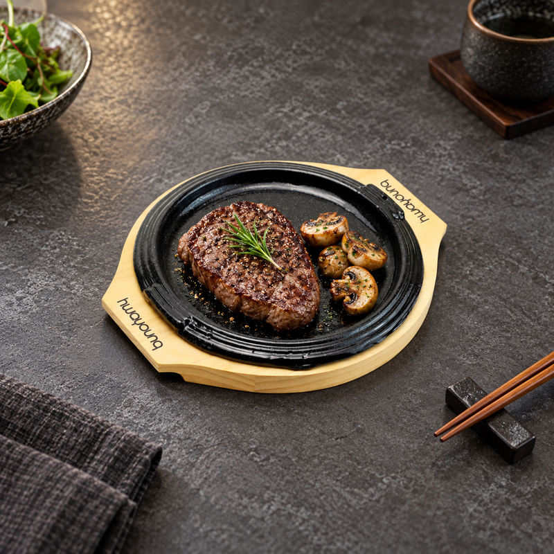 HYS03 round iron steak plate with wooden base — steak and mushrooms serving suggestion