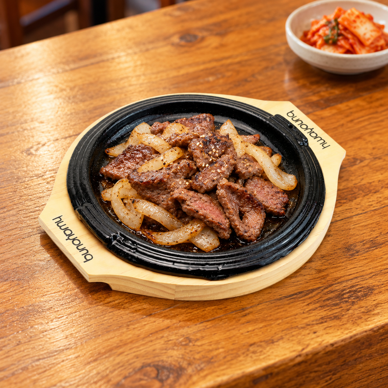 HYS04 round iron steak plate with wooden base — sliced beef serving suggestion
