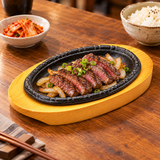 SM-MJ1 iron steak plate with wooden base — sliced grilled beef serving suggestion
