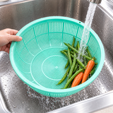 Green L2 colander rinsing green beans and carrots
