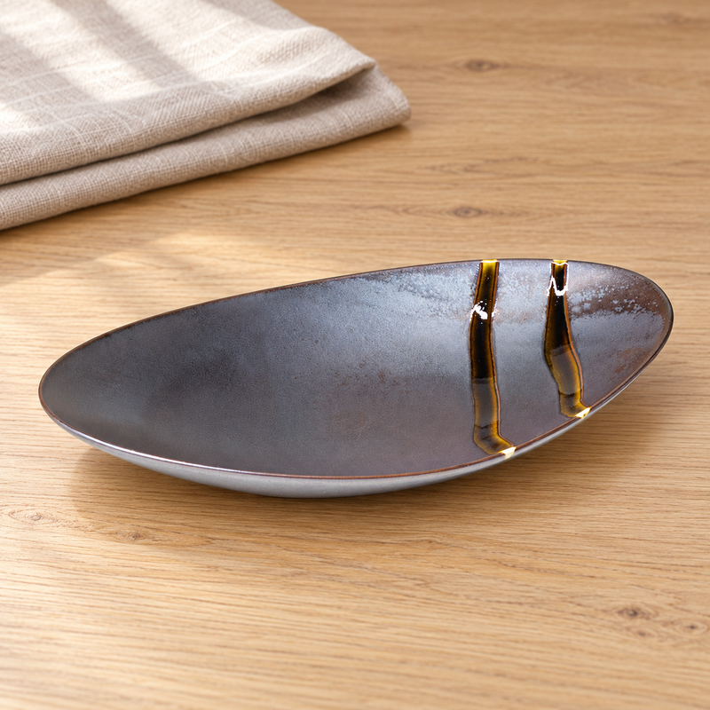 M539-OS oval plate with amber bands in an empty tabletop setting