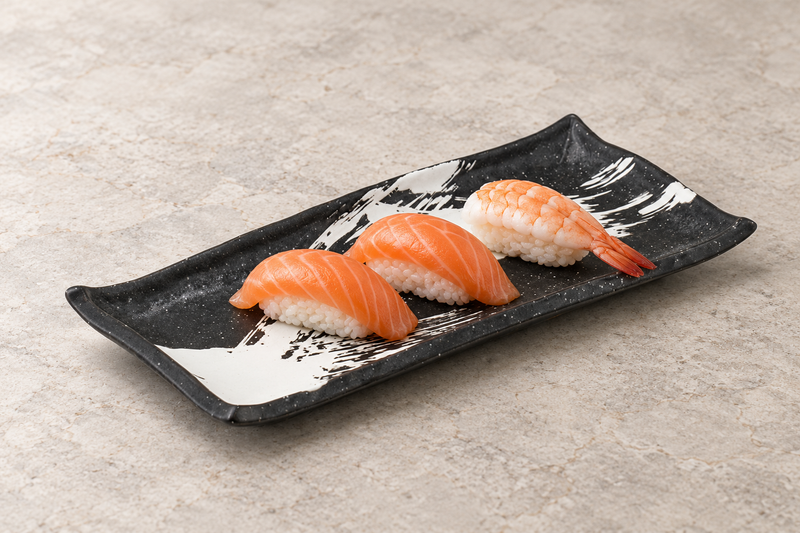 Sushi arranged on the R215-B black-and-white ceramic plate