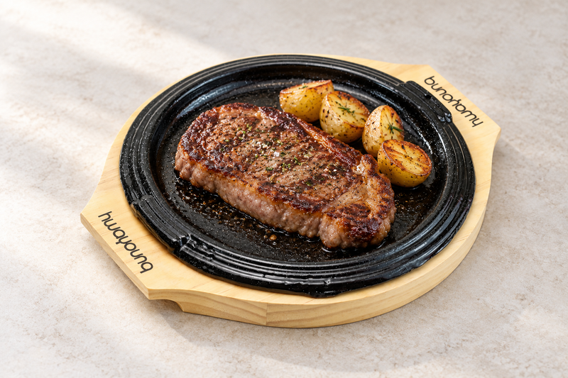 HYS05 round iron steak plate with wooden base — serving suggestion