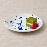 YG265-CT10 blue-and-white cat dish with a petite matcha cake and raspberries