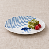 YG265-CT9 blue-and-white cat dish with a petite matcha cake and raspberries