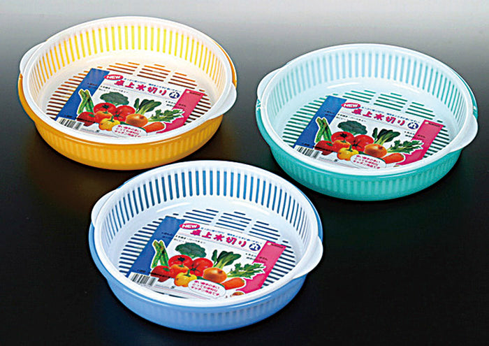 Plastic strainer 9 in D x 2.25 in H (K167)