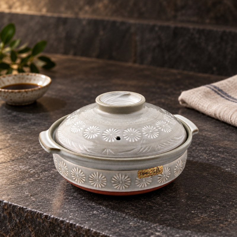D7-M donabe in a dining setting