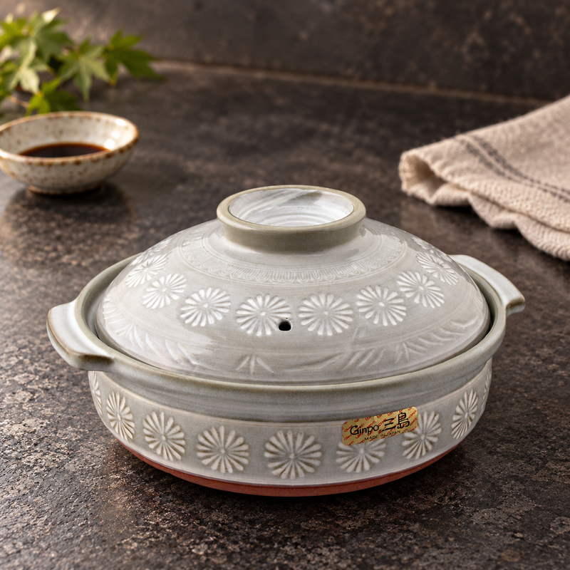 D9-M donabe in a dining setting