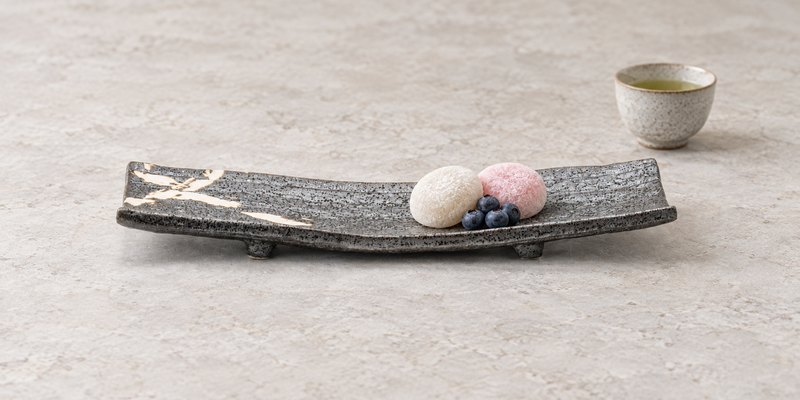 MK212-WB black ceramic plate with petite mochi and blueberries