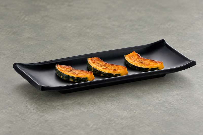 YG-509MB matte-black rectangular plate with roasted kabocha on a gray-green tabletop