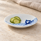 YG24-CT8 blue-and-white ceramic sauce dish with three cucumber slices