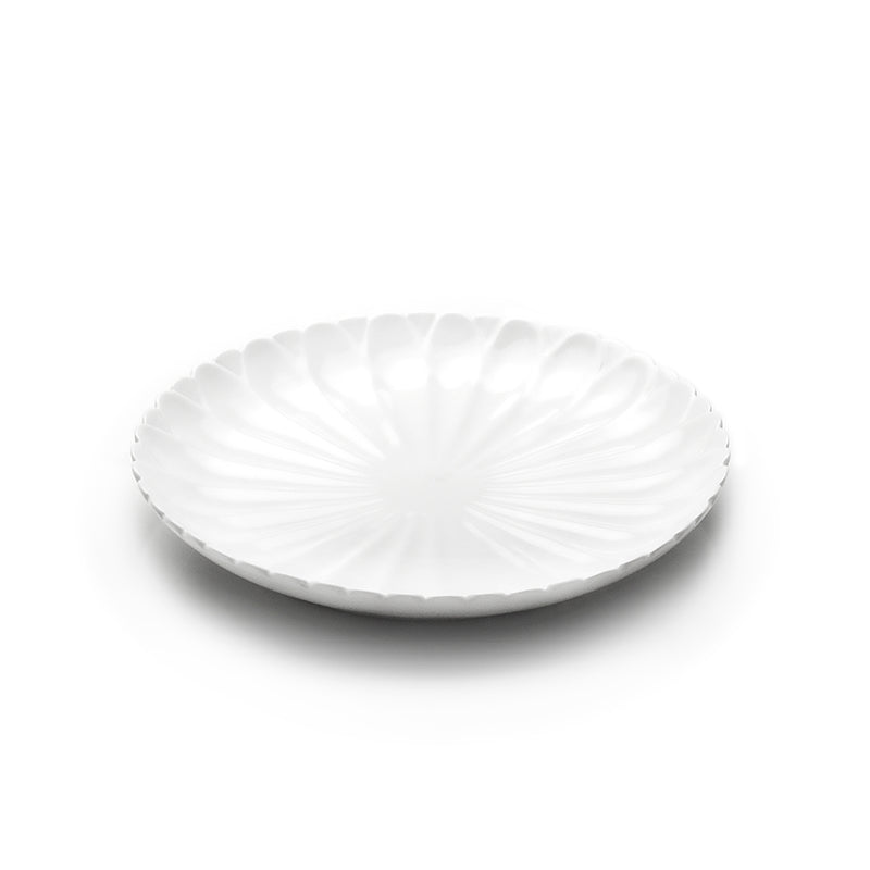 Empty A4276 white ceramic round plate with radial petal relief and a scalloped edge.