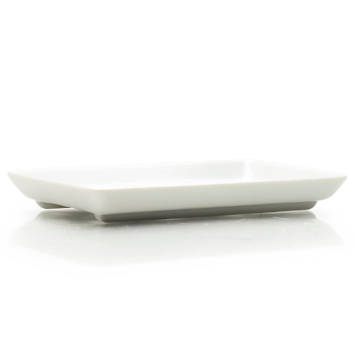 KM5924 white porcelain plate, low side view showing raised supporting underside